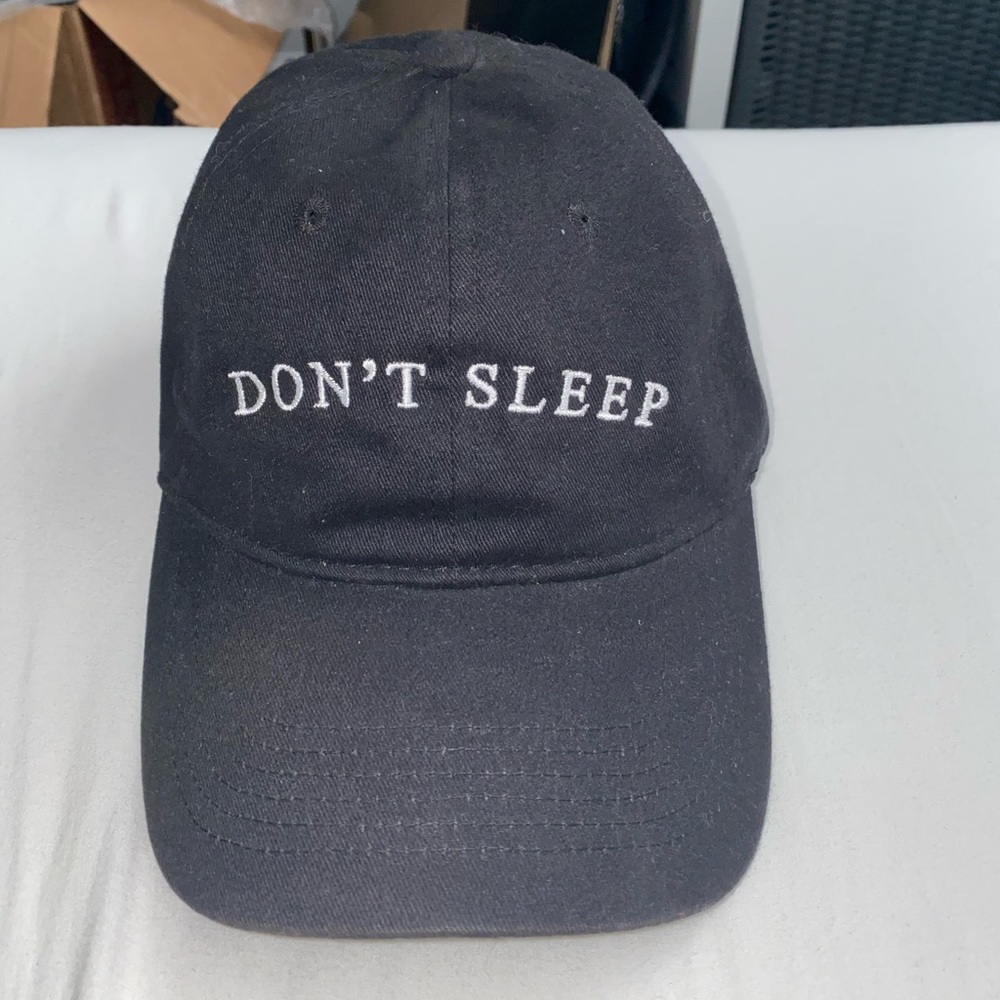 Hat “don’t sleep”. Like Brand new.